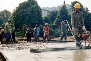Làm đường bằng xi măng: Kích cầu trên giấy!